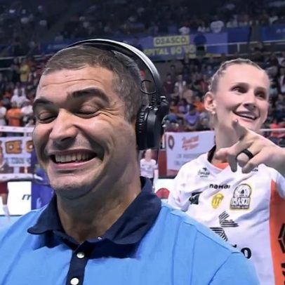 Valquíria, do Osasco, evita que repórter leve bolada na Superliga