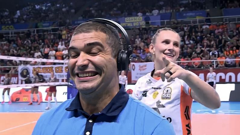 Valquíria, do Osasco, evita que repórter leve bolada na Superliga