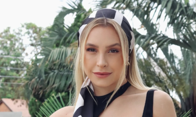 Carla Diaz aproveita folga e posa na piscina