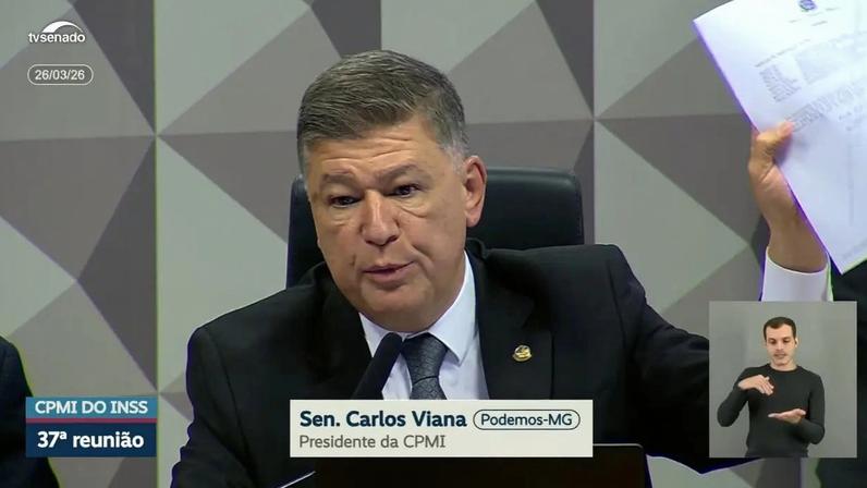 Presidente do colegiado, Carlos Viana, exibe ofício do STF que comprova horário de vencimento do prazo para Alcolumbre oficializar prorrogação dos trabalhos. (Foto: reprodução/Youtube TV Senado)