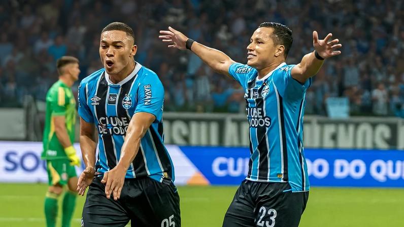 Carlos Vinicius e Marlon comemoram vitória do Grêmio (Foto: JORGE LANSARIN/Agencia Enquadrar/Gazeta Press)