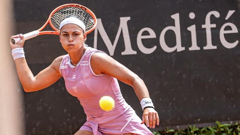 Carol Meligeni é eliminada por ex-top 100 Riera nas quartas