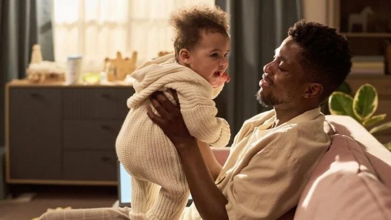 Os benefícios da licença-paternidade se estendem às carreiras de pais e mães e ao desenvolvimento das crianças