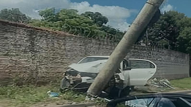 Carro bate em poste na Avenida Minas Gerais, em Montes Claros