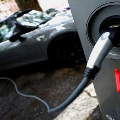 Carros elétricos reduzem uso de petróleo em milhões de barris