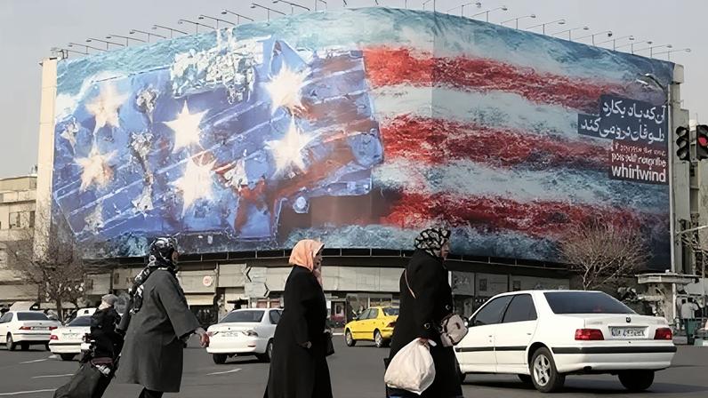 Uma faixa gigante representando um porta-aviões americano e a bandeira dos Estados Unidos foi exibida na Praça Enqelab (Revolução) em Teerã, Irã, em meio às crescentes tensões entre os Estados Unidos e o Irã