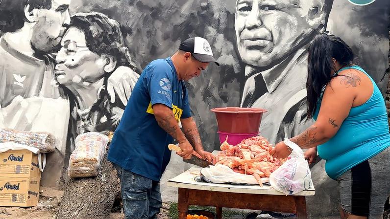 Voluntários cozinham para moradores em refeitório montado na casa onde Maradona passou a infância