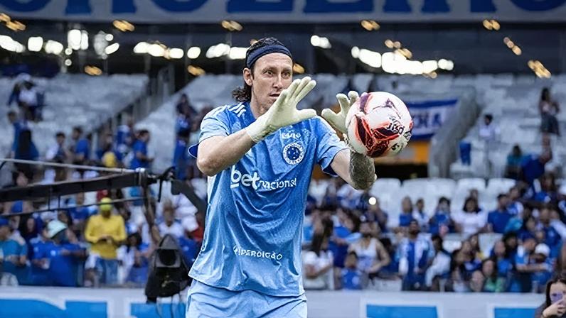 Goleiro Cássio, do Cruzeiro, em partida contra Pouso Alegre, pela semifinal do Campeonato Mineiro.