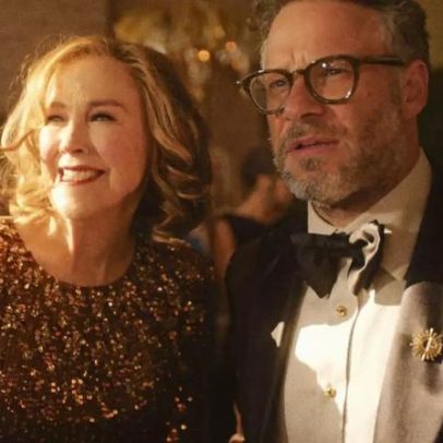 Catherine O'Hara vence prêmio no The Actor Awards; Seth Rogen homenageia