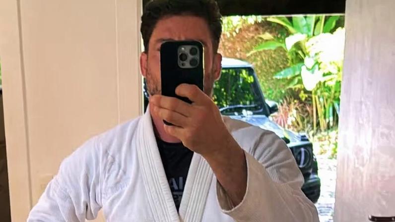 Cauã Reymond posa de quimono antes do treino; filha rouba a cena