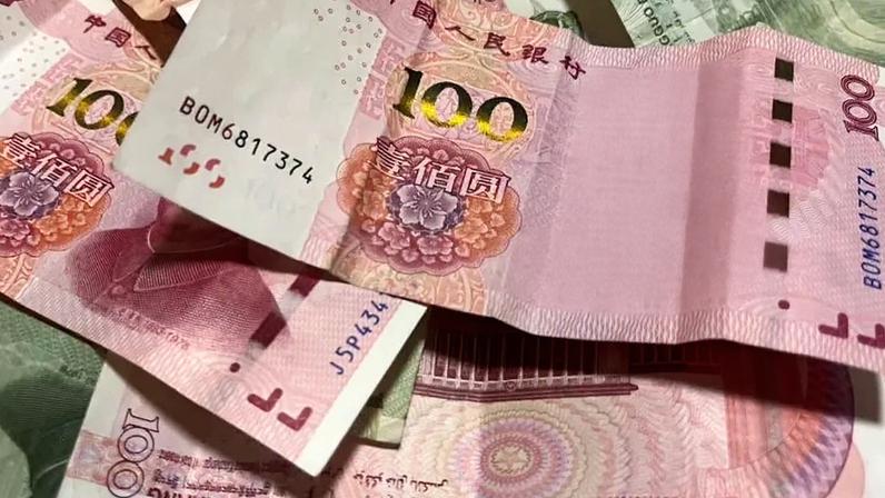 Moeda chinesa pode ganhar força no Oriente Médio caso não ocorra uma vitória decisiva dos EUA contra o Irã; na imagem, cédulas de yuan