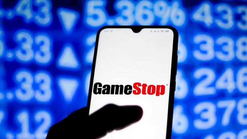 celular com logo GameStop com fundo azul