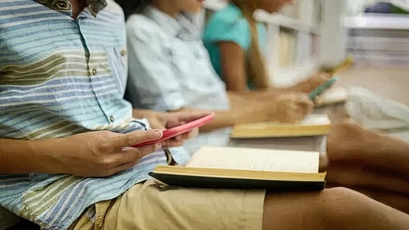 Estudo feito nos EUA mostrou que adolescentes passam mais de uma hora do dia letivo mexendo em aplicativos como TikTok e Instagram