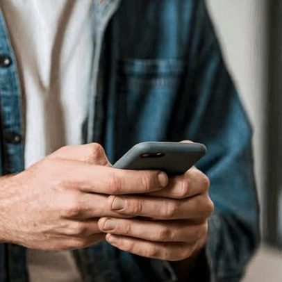 Uso excessivo de celular pode aumentar risco de trombose, alerta vascular