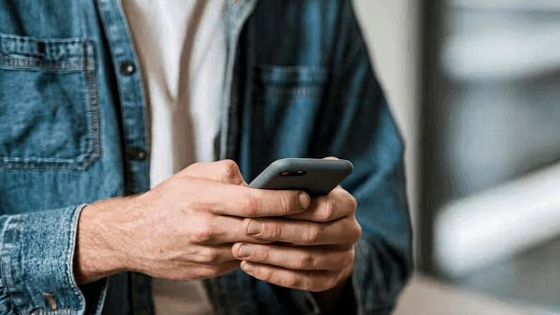Longos períodos no celular podem afetar a circulação e elevar o risco de trombose | Reprodução: Freepik