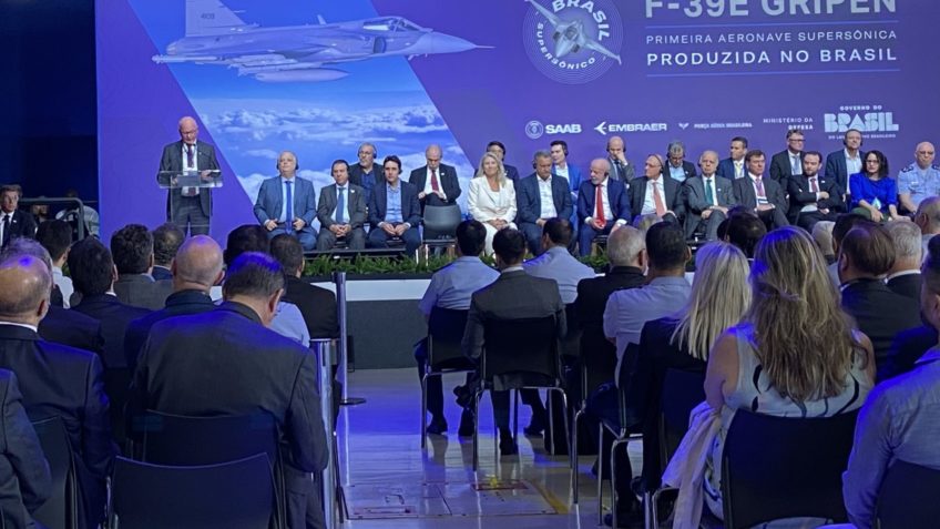 Micael Johansson, CEO da empresa sueca Saab, discursa em evento de lançamento da 1ª aeronave supersônica produzida no Brasil, o caça F-39E Gripen, feito pela Embraer em parceria com a fabricante da Suécia