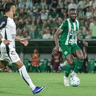Jogador da Chapecoense reclama de pênalti não marcado contra o Corinthians