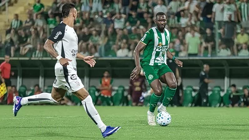 Jogador da Chapecoense reclama de pênalti não marcado contra o Corinthians
