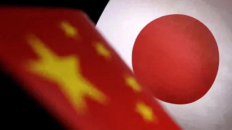 Bandeiras da China e do Japão em ilustração.