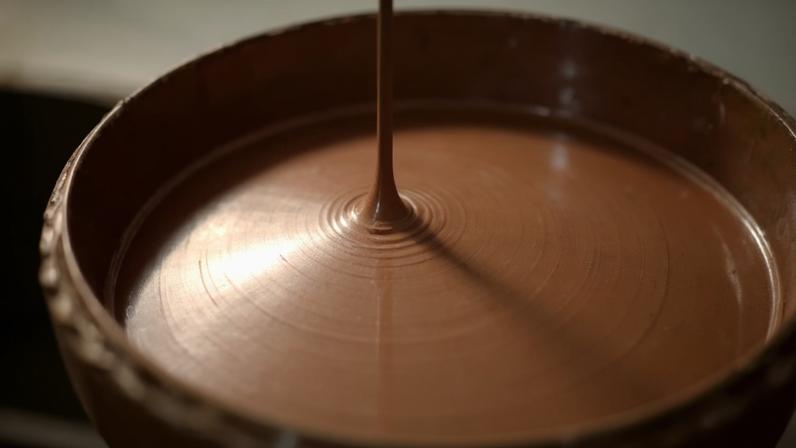 Chocolate ao leite cobre pedacinhos de cacau em iguaria vencedora de prêmio internacional — Foto: Nugali/Divulgação