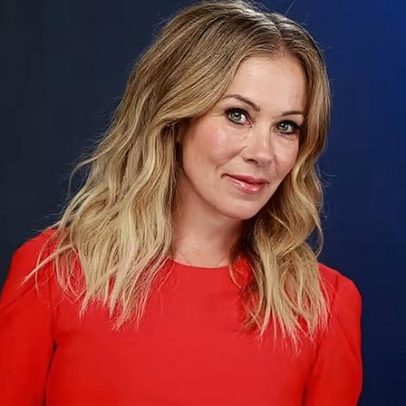 Christina Applegate comenta esclerose múltipla e dismorfia corporal