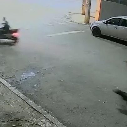 Adolescente fica ferido após batida entre moto elétrica e carro em MG