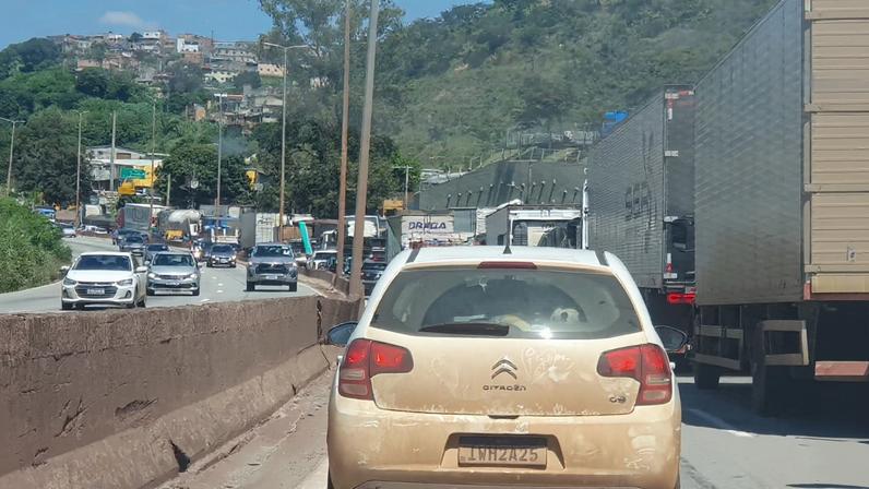 De acordo com o aplicativo de mobilidade Waze, há registro de dois acidentes no trecho, na altura do bairro Carlos Prates