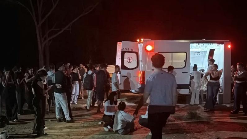 Ônibus com alunos cai em ribanceira em MG; há um morto e vários feridos