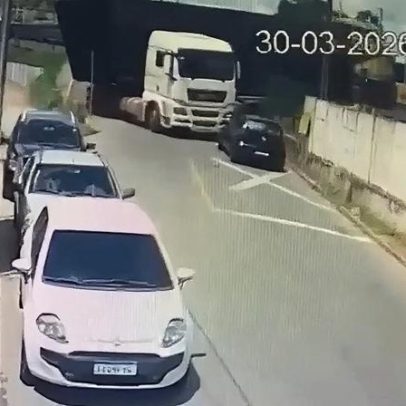 Vídeo mostra trem arrastando carreta e atingindo carros em MG