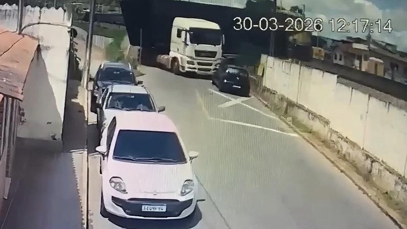 Carreta foi arrastada por trem ao tentar atravessar linha férrea