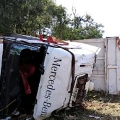 Motorista morre esmagado após carreta capotar em rodovia de MG