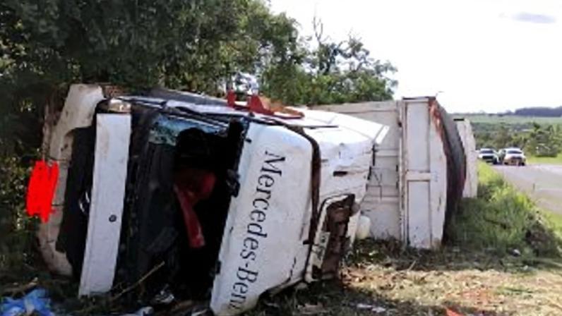 Motorista foi ejetado e morreu esmagado pela cabine após capotamento da carreta na MGC-455