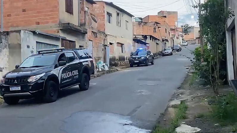 Operação da Polícia Civil mira facção suspeita de promover bailes do tráfico