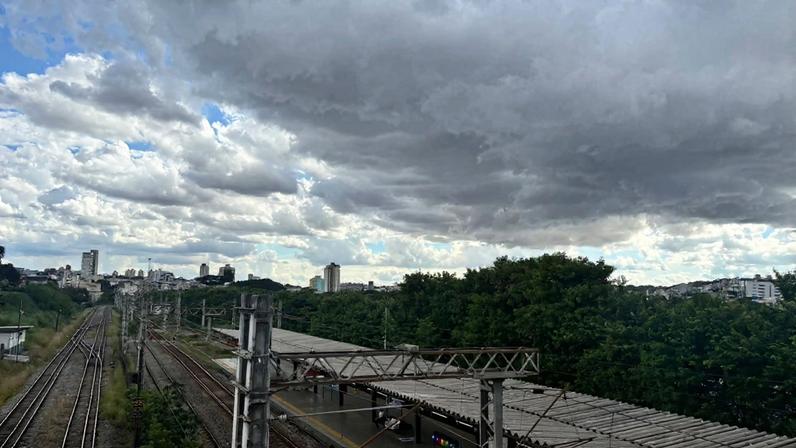 Defesa Civil recomenda que a população evite área de inundação e não trafegue em ruas sujeitas a alagamentos