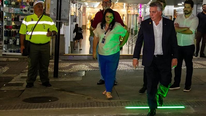 Damião testa tecnologia na rua Rio de Janeiro, em frente ao Shopping Cidade, no centro da capital mineira