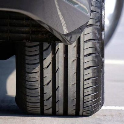 Acidente com tombamento de carreta bloqueia a BR-381 no Sul de Minas