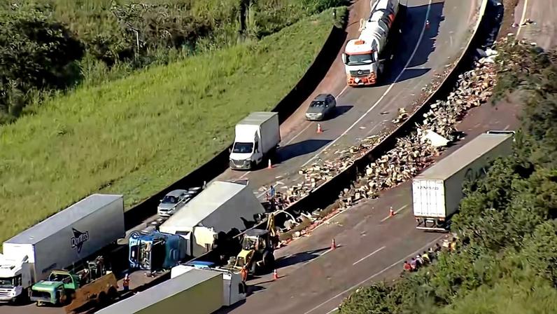 Caminhão com maçã tombou na rodovia Fernão Dias