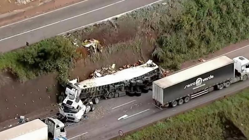 O motorista ficou ferido e foi socorrido por equipes da Arteris Fernão Dias