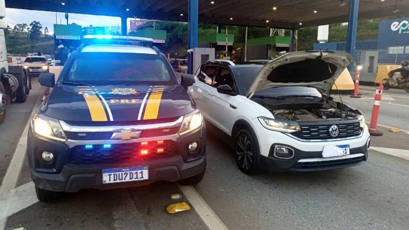 Policiais identificaram irregularidades nos elementos de identificação do veículo, como indícios de remarcação no motor, no chassi e nos vidros