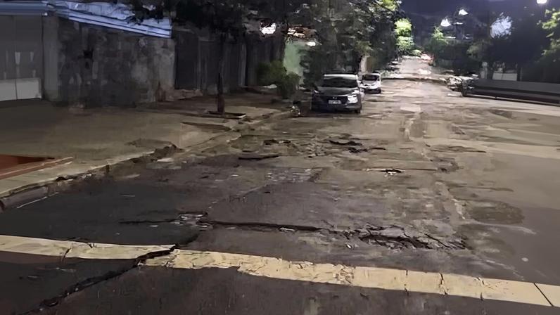 Imagens mostram vários pontos da rua destruídos; PBH não informou data do reparo