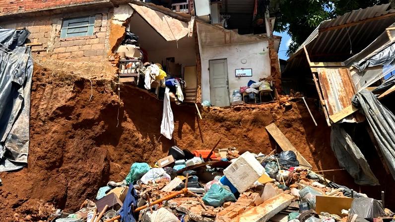 Casa desaba parcialmente após obra ao lado no bairro São Pedro