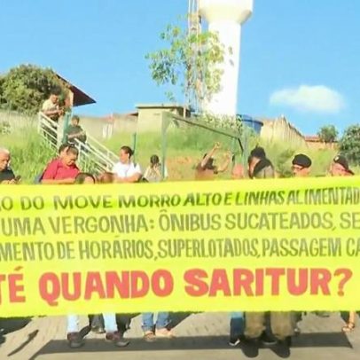 Manifestantes fecham terminal de ônibus na Grande BH