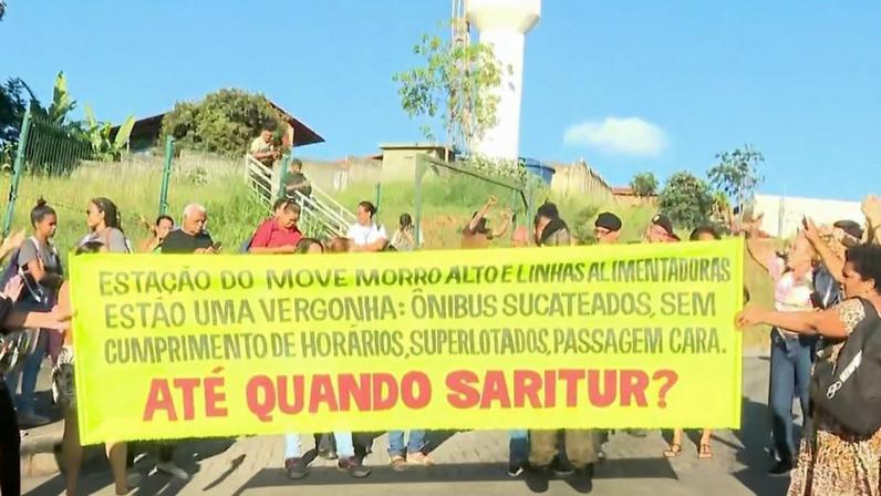 Manifestantes protestam na estação Morro Alto