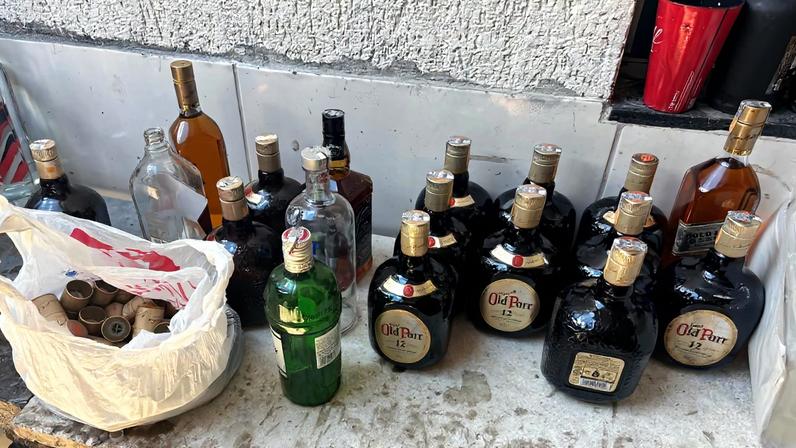 Várias garrafas de bebida foram apreendidas na ação