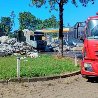 Carreta com algodão pega fogo às margens de rodovia no Sul de Minas