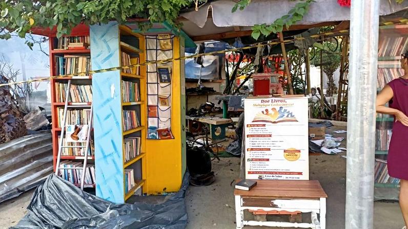 Biblioteca Casa do Saber foi incendiada em BH