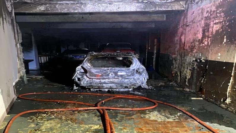 Um carro e uma moto que estavam na garagem foram completamente consumidos pelas chamas