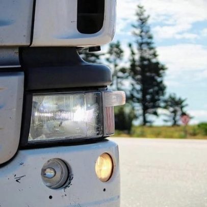 MG indeniza motorista que perdeu caminhão ao cair em buraco na rodovia