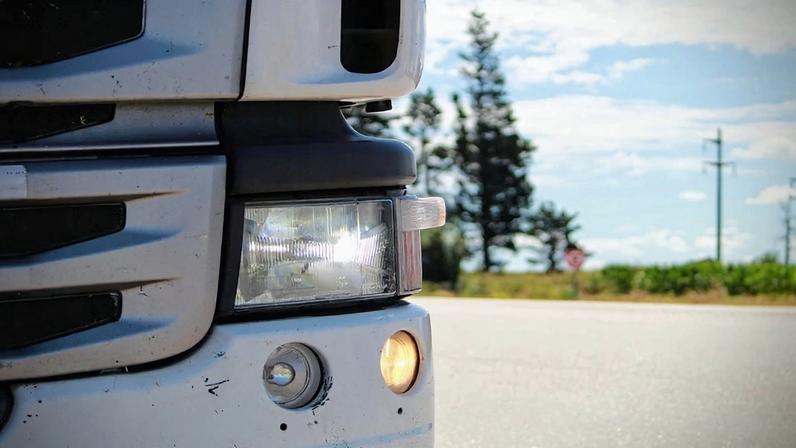 Caminhão teve perda total depois de cair em um buraco na MG-444, na região Central de Minas Gerais