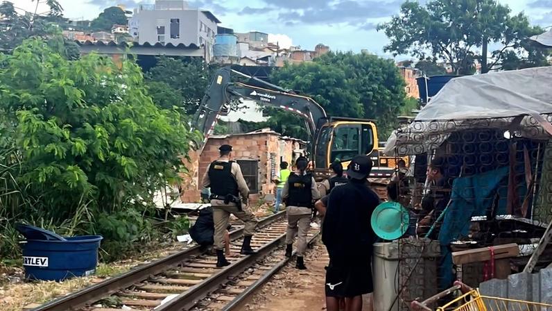 Moradores registraram o momento da demolição dos imóveis